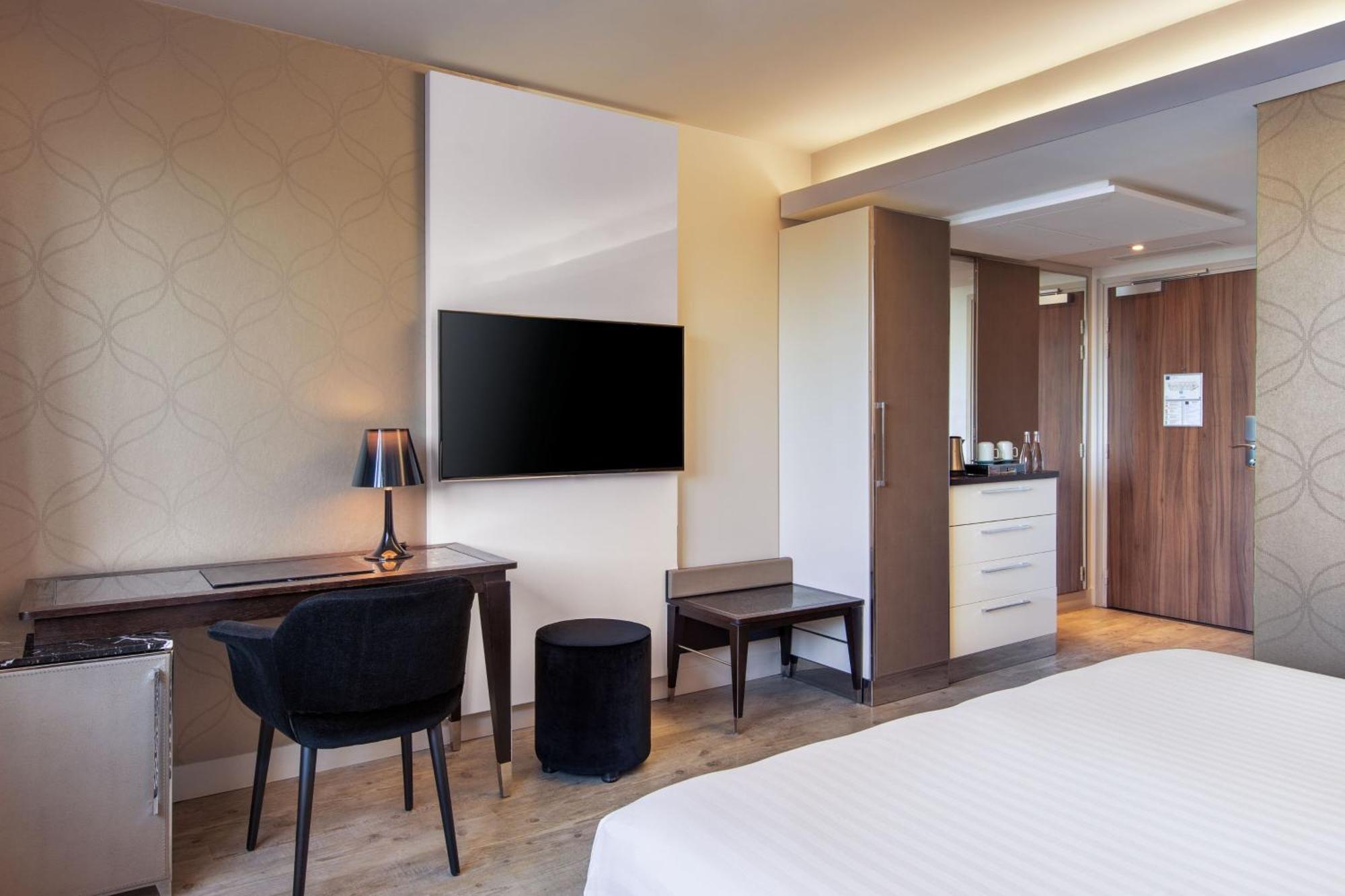 Ac Hotel Paris Porte Maillot By Marriott Exterior photo